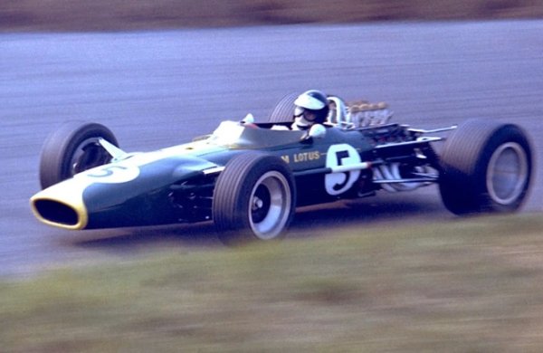 Финансиран от Ford, Cosworth DFV е проектиран само за целите на  Формула 1. Победата на Джим Кларк (1936-1968) за Голямата награда на Холандия през 1967 година  с Lotus 49 (на снимката) е първата от 155 на DFV в състезания от Световния шампионат през следващите 18 години. 

Извън Формула 1 -  DFV също е избраният двигател в ранните дни на Формула 3000. Той е монтиран на колите, които печелят 24 часа на Льо Ман през 1975 и 1980-а. Използван в много автомобили за изкачване по планини и състезателни машини.
